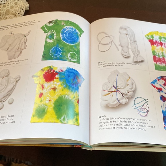 Rosie O'Donnell's CraftyU: 100 Easy Projects -Whole Family Can Enjoy All Yr Long - Picture 4 of 6